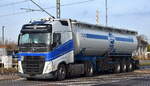 Karl Schmidt Spedition GmbH & Co. KG mit einem Silo-Sattelzug mit VOLVO FH 460 I-SAVE Zugmaschine am 18.12.25 Bahnübergang Bahnhof Rodleben.