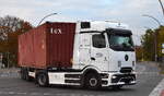 TFG Transfracht GmbH (DB Intermodal Services) mit einem Containertr�ger-Sattelzug mit moderner Mercedes-Benz eActros 600 Zugmaschine, einer batterieelektrischen 40-Tonnen-Schwerlast-Zugmaschine am 27.10.26 Richtung Berlin-Westhafen.