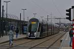 Straßenbahnfahrzeug 127 steht am Bahnhof in Luxemburg an der Haltestelle „ Gare Central“,                             bis zur Endhaltestelle  LUX EXPO  zählt die Strecke im