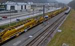 Von der Br�cke �ber dem Bahnhof von Clervaux habe ich den Gleisumbauzug fotografiert, rechts die G�terwagen mit den Betonschwellen.
