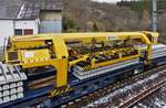 Schwellentransportschlitten 2, nimmt dann die ausgebauten Schwellen in der Mitte des Zuges auf, f�hrt damit bis ans Ende des Zuges stapelt diese dort auf die leeren G�terwagen ab. Drauffelt 09.04.2021
