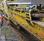 Leider gelang mir von diesem Arbeitsabschnitt kein besseres Bild, 
hier schwebt die Arbeitsmaschine über mehrere Meter über dem Gleisbett,
folgende arbeiten werden hier ausgeführt:
das Alte Gleis wird aus dem Gleisbett herausgehoben, 
die alten Schwellen entfernt,
die alte Schlacke wird ausgehoben, 
die neuen Schwellen Positioniert,
das neue Gleis auf den Schwellen aufgelegt, provisorisch befestigt,  
und der Zug kann nun über das neue Gleis weiter fahren, 
in diesem Bereich ist viel Personal von Nöten, bei diesem schwierigen Untergrund.
Die neuen Schlacken werden von einem andern Arbeitszug ins Gleisbett gebracht.
09.04.2021