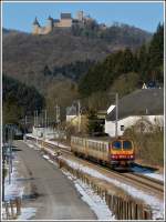 Die Burg Bourscheid thront hoch �ber dem Geschehen unten im Sauertal, als der Triebzug Z 2014 als leicht versp�tete RB 3210 nach Wiltz am 10.02.2012 durch Michelau braust.