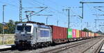 METRANS a.s., Praha [CZ] mit ihrer Vectron '383 437-1' [NVR-Nummer: 91 54 7383 437-1 CZ-MTR] und einem Containerzug am 01.07.25 Höhe Bahnhof Rodleben.