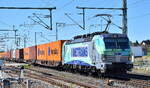 METRANS a.s., Praha [CZ] mit ihrer Vectron '383 413-2' [NVR-Nummer: 91 54 7383 413-2 CZ-MT] und einem Containerzug am 01.07.25 Höhe Bahnhof Rodleben.