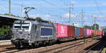 METRANS a.s., Praha [CZ] mit ihrer Vectron '383 429-8' [NVR-Nummer: 91 54 7383 429-8 CZ-MT] und einem Containerzug am 01.09.25 Höhe Bahnhof Schönefeld b. Berlin.
