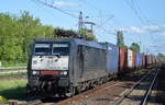 DB Cargo mit der MRCE Dispo ES 64 F4-454/189 454-2 und Containerzug am 31.05.17 Berlin-Hohenschönhausen.