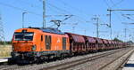 AMEH Trans - ArcelorMittal Eisenhüttenstadt Transport GmbH, Eisenhüttenstadt [D] mit ihrer Vectron Dual Lok '248 043' [NVR-Nummer: 90 80 2248 043-2 D-EKO] und einem Ganzzug polnischer Schüttgutwagen mit Schwenkdach am 01.07.25 Höh ...