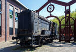 Die dreiachsige dieselelektrische Lokomotive WD 70269, später NS 508, am 29 April 2025 im Het Spoorwegmuseum (bis 2005 NSM - Nederlands Spoorwegmuseum / Niederländischen Eisenbahnmuseum) in Utrecht im ehemaligen Bahnhof Maliebaan. 

WD 70269 wurde 1944 vom britischen Versorgungsministerium beim Depot der London-Midland and Scottish Railway (LMS) in Derby bestellt, gebaut und geliefert. Bei diesen Rangierlokomotiven handelt es sich um einen englischen Einheitstyp (British Rail Class 11), die 1944 in großer Stückzahl mit der Befreiungsarmee auf das europäische Festland gelangten. Die Lokomotive 508 erhielt im April 2013 ihre ursprüngliche schwarze Lackierung und die Nummer WD 70269 zurück.

Die NS-Lokomotiven der Serien 500, 600 und 700 sind dieselelektrische Lokomotiven, die zwischen 1946 und 1998 bei den Niederländischen Eisenbahnen im Einsatz waren. Lokomotiven dieses Typs werden als Bakkie oder Hippel bezeichnet.

Mit der Ankunft der englischen Armeen in den Niederlanden am Ende des Zweiten Weltkriegs kamen auch englische Lokomotiven des War Department (WD) an. Dazu gehörten dreiachsige Diesellokomotiven eines Typs, der in den 1930er Jahren für die London Midland and Scottish Railway (LMS) entwickelt worden war. Nach dem Krieg wurden mehrere Maschinen von der NS - Nederlandse Spoorwegen (Niederländischen Staatsbahnen) übernommen. Nach mehreren Austauschen verblieben schließlich zehn Ex-WD-Lokomotiven bei der NS, die 1946 die Nummern 501–510 trugen. Sie wurden für Rangierarbeiten auf großen Bahnhöfen wie Utrecht und Zwolle sowie ab 1947 Rotterdam Feijenoord eingesetzt.

Da die zehn englischen Gebrauchtlokomotiven gut ankamen, wurden weitere bestellt. Ab 1949 kamen 10 dazu (NS 511 – 520) und ab 1953 noch einmal 25 wie die Vorgänger nur mit Lokomotivbremse (NS 521 – 545) und nochmals 65 mit Zugbremse (NS 601 – 665). Diese hundert Lokomotiven stammten aus dem Werk der English Electric Company (EEC) in London, wurden aber neu geliefert. Mit ihrer Höchstgeschwindigkeit von 32 km/h waren sie zwar nur für den Rangierdienst geeignet, konnten aber gerade auf den großen Rangierbahnhöfen enorme Leistungen erbringen.

Ab 1971 wurden diese ältesten Lokomotiven außer Dienst gestellt. Lok 508 wurde der NSM 1975 als Vertreter der ersten „Bakkies“ in den Niederlanden gespendet. 

TECHNISCHE DATEN:
Antriebsart: Diesel-elektrisch
Hersteller: London-Midland and Scottish Railway (LMS), Derby (UK)
Baujahr: 1944
Anzahl: 10 (NS 501 - 510)
Spurweite: 1.435 mm (Normallspur)
Achsfolge:	C mit Kuppelstangen (engl. 0-6-0 DE)
Länge über Puffer: 8.880 mm
Breite: 2.565 mm
Höhe: 3.797 mm
Ges. Achsabstand: 3.505 mm
Treibraddurchmesser: 1.232 mm (neu)
Eigengewicht: 47,4 t
Antrieb: 
Dieselmotor: wassergekühlter langsam laufender 4-Takt 6-Zylinder-Reihendieselmotor vom Typ Englisch Electric 6KT 
Motorhubraum: 92,73 Liter (Bohrung Ø 254 x Hub 305 mm)
Motordauerleistung: 355 PS (262 kW) bei 680 U/min 
Hauptgenerator: Englisch Electric Typ EE 801/1 B (430 V DC) mit einer Leistung von 190 kW bei 680 U/min 
Fahrmotoren: 2 Stück Englisch Electric Typ EE 506 A mit einer Dauerleistung von je PS (82 kW)
Übersetzungsverhältnis: (16:79) x (16 :70) = 1:21,6
Leistung: 230 PS (164 kW)
Anfahrzugkraft: 157 kN
Dauerzugkraft: 48 kN bei 14,2 km/h
Höchstgeschwindigkeit: 32 km/h (20 mph)
Tankinhalt:	3.000 l
Bremskraft: 321 kN
Kleister befahrbarer Gleisbogen: R 75 m
