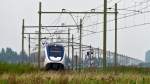 . W�hrend ich noch etwas zu tief stand, �berraschten mich am 02.09.2011 zwei gekuppelte NS SLT (Sprinter Lighttrain) im Gleisbogen kurz vor Zevenbergen. (Jeanny) 