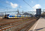   Zwei gekuppelte vierteilige NS Sprinter Light Train (Serie 2400) verlassen am 31.03.2018 den Bahnhof Amsterdam Centraal.