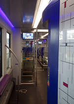 Innenraum/Interieur des dreiteiligen NS SNG 2351 (Sprinter Nieuwe Generatie), ein CAF Civity Triebzug.