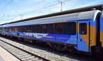 Dieser Personenwagen Bpm (Bauart UIC-Z1) ist ein zweitklassiger Gro�raum-Reisezugwagen der von den Schweizerischen Bundesbahnen (SBB) genutzt wurde und in den Jahren 1980 bis 1981 gebaut wurde. hier die umgebaute Version GoVolta ECONOMY Version vom niederl�ndischen Einsteller Assetoro B. V. mit belgischer Registrierung mit der Nr. Bpm 51 88 21-70043-3 B-AORO  im Einsatz mit der Nachtzugverbindung von Berlin nach Amsterdam im Bahnhof Stendal Hbf. am Abend des 28.04.26