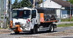 ISUZU NUTZFAHRZEUG N-Serie als Kommunalfahrzeug mit Frontaufsatz u. Silo beladen am 27.05.26 Bahn�bergang Rodleben.