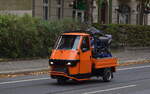 Ein Piaggio Ape 50, Name:  Jägermeister  als Transportfahrzeug am 22.09.25 Berlin Niederschönhausen.