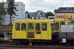 
Der ehemalige ÖBB Motorbahnwagen SKL X 626.106 der Eisenbahnfreunde Wetterau e.V. in Bad Nauheim am 20.08.2014.

Die Österreichischen Bundesbahnen (ÖBB) hatte in der Nachkriegszeit keine geeigneten Bahndienstfahrzeuge, daher entstanden in den 1970er-Jahren die Baureihe X626. Diese Fahrzeuge konnten gleichzeitig Geräte und Personal befördern, zudem konnten gleichzeitig noch Waggons und Materialwagen mitgeführt werden.

Die  Motorbahnwagen BM 100 haben einen Steyr Motor und sind mit einer Zug- und Stoßvorrichtung als auch mit einer Mittelpufferkupplung für Bahnwagen ausgestattet. Alle Motordraisinen wurden in der Farbe Gelb ausgeliefert. Zu der gelben Farbe kam noch die kastenförmige Form so bekamen sie in Österreich den Spitznamen  Postkasterl .

Von der Reihe X626 wurden mehr als 200 Stück dieser Fahrzeuge von den ÖBB Werke Wörth, zwischen 1974 bis 1994 gebaut. Somit ist die Reihe X626 das meist gebaute österreichische Bahndienstfahrzeug.
 
Seit 2008 sind vier dieser Fahrzeuge bei den Eisenbahnfreunde Wetterau e.V. in Bad Nauheim beheimatet. Die Motorbahnwagen sind mit einem Motor der Reihe WD 612 OS von Steyr motorisiert. Diese leisten im Dauereinsatz knapp 74 kW. Aufgrund der installierten normalen Zug- und Stoßeinrichtung  ersetzen  die Motorbahnwagen auf dem Vereinsgelände in Bad Nauheim die Rangierlokomotive. Sie sind schnell einsatzbereit und lassen sich -fast- wie ein LKW fahren.

Technische Daten:
Hersteller: ÖBB Werke Wörth
Typ: BM 100
Spurweite: 1.435 mm (Normalspur) 
Achsformel: B 
Länge über Puffer: 5.250 mm 
max. Breite: 2.640 mm 
Höhe: 2.400 mm 
Achsabstand: 2.100 mm 
Max. Anhängelast: 115 t 
Sitzplätze: 1 + 8 
Motor: 6-Zylinder-4-Takt-Diselmotor vom Typ Steyr WD 610 OS
Leistung: 100 PS (73,6 kW) 
Dienstgewicht: 7 t
Eigengewicht: ca. 5,5 t
Höchstgeschwindigkeit: 50 km/h
Getriebe: mechanisches Vierganggetriebe und Wendegetriebe Leitungsübertragung: mechanisch mittels Doppelrollenketten auf die beiden Achsen
