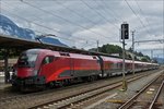  ÖBB Lok 1116 233 schiebt den Railjet von Jenbach in Richtung Insbruck aus dem Bahnhof.