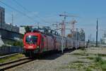 LOK 1116 180 mit ihrem Zug, als Rex 1 unterwegs nach Wien Neustadt �ber Wien Meidling, aufgenommen kurz vor der Einfahrt in den Bahnhof Praterplatz.