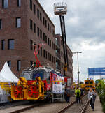 Plasser & Theurer präsentierte auf der 29. Internationale Ausstellung Fahrwegtechnik 2025 (iaf) in Münster (hier am 20 Mai 2025), den neuen P&T MultiCrafter 15.4 E³ Typ 3 für die Oberbauinstandhaltung der ÖBB Infra
A-ÖBB 99 81 9120 202-2 / X730.02 (Baujahr 2025). Vorne mit angebauter Kahlbacher Schneeschleuder. 

Die P&T Catenary Crafter Typ 1 und Typ 2, MultiCrafter sowie TransportCrafter sind Bahndienstfahrzeuge der Österreichischen Bundesbahnen und bauen auf dem E3 Konzept von Plasser & Theurer auf.

Der Plasser MultiCrafter 15.4 E³ ist ein multifunktionales Kraftpaket mit emissionsfreiem Antrieb. Er bietet höchste Flexibilität und optimalen Leistungsumfang im Einsatz, von Arbeiten mit Kran und Arbeitskorb bis hin zu Schneeräumtechnik. Die Grundstruktur des Trägerfahrzeugs ist identisch mit anderen Maschinenausprägungen, was die Lagerhaltung von Ersatzteilen vereinfacht. Der MultiCrafter kann bis zu 900 t Anhängelast ziehen und nutzt drei Energiequellen: Oberleitung, Traktionsbatterien und ein dieselelektrisches Powerpack. Der vollelektrische Antriebsstrang ermöglicht verschleißfreies Bremsen und Rückgewinnung von Energie. Die umfassende Ausstattung beinhaltet einen leistungsstarken Eisenbahnkran (PALFINGER PKR 370 mit einem max. Hubmoment von 35,0 mt und einer Reichweite bis zu 21,7 m), eine große Ladeplattform und Schneeräumtechnik (von KAHLBACHER).

Die österreichischen Bundesbahnen (ÖBB) setzen neue Maßstäbe in der Instandhaltung ihres Schienennetzes durch die Einführung einer hochmodernen und umweltfreundlichen Flotte. Nach einer EU-weiten Ausschreibung erhielt Plasser & Theurer den Auftrag für 56 High-Tech-Hybridfahrzeuge. Neben dem technologischen Fortschritt ist damit auch das sukzessive Ausscheiden der älteren ÖBB-Flotte verbunden, die teilweise seit über 40 Jahren im Einsatz ist.

Die neuen Hochleistungs-Instandhaltungsfahrzeuge mit umweltfreundlichem Hybridantrieb spielen eine entscheidende Rolle für die Zuverlässigkeit des ÖBB-Schienennetzes. Bei Störungen sind sie mit einer Höchstgeschwindigkeit von 120 km/h die Ersten vor Ort und sorgen dafür, dass die Strecken schnellstmöglich wieder freigegeben werden können. Damit leisten die Maschinen einen wichtigen Beitrag zu einem hochverfügbaren Fahrweg.

Um den unterschiedlichen Anforderungen gerecht zu werden, wurden vier modulare Maschinentypen auf gemeinsamer Basis entwickelt, es sind:
•	Plasser CatenaryCrafter 15.4 E³ (Typ 1), spezialisiert auf den Neubau und die Montage von Oberleitungsanlagen, bei der ÖBB als X710 geführt.
•	Plasser CatenaryCrafter 15.4 E³ (Typ 2), spezialisiert auf die Instandhaltung von Oberleitungsanlagen, bei der ÖBB als X720 geführt.
•	Plasser MultiCrafter 15.4 E³, für universelle Instandhaltungsarbeiten am und seitlich des Oberbaus sowie für sicheren Transport von Material und Personen zum Einsatzort, bei der ÖBB als X730 geführt.
•	Plasser TransportUnit 14.2, aus Steuerwagen ohne eigenen Antrieb, mit großer Ladefläche zum Transport von zusätzlichem Material und Equipment. Vom vollwertigen Fahrstand kann der Antrieb einer gekoppelten Maschine mittels Vielfachsteuerung genutzt werden.
Die modulare Bauweise bietet dem Betreiber mehrere Vorteile, etwa einen einheitlichen Fahrstand, der den Schulungsaufwand für das Bedienpersonal reduziert, und die Möglichkeit, defekte Module schnell auszutauschen, um Stillstandszeiten zu minimieren. Mit der von Plasser & Theurer entwickelten E³-Technologie fahren und arbeiten alle Maschinentypen emissionsfrei und geräuscharm über den Strom aus der Oberleitung oder batterieelektrisch aus LithiumTitanatOxid Akku 203kWh (eine volle Ladung reicht für einen Arbeitstag). Sollte mal keine Oberleitung vorhanden sein und die Akkus sind leer, dafür besitzen die Fahrzeuge noch einen Backup-Diesel (dieselelektrischer Powerpack mit 520 kW Leistung). 

Der Multi Crafter (Typ 3) besitzt eine Ladeplattform mit steckbarem Geländer zum Geräte- und Materialtransport. Die Sozialkabine mit Küchenzeile, Sitzgelegenheit und Sanitärbereich bietet Platz für bis zu 11 Personen auf der Maschine, auch für Überstellfahrten. Die Maschine hat Anbaumöglichkeit für Schneeräumtechnik auf beiden Seiten. Ein Einsatz im Tunnel möglich.

Von der ÖBB wurden bestellt: 
29 P&T Catenary Crafter (Typ 1 und Typ 2), 
21 P&T Multi Crafter (Typ 3) und 
6 P&T TransportUnits (Steuerwagen)

Mehr Reichweite, weniger Verschleiß:
Die Laufruhe bei 120 km/h beeindruckt, zusammen mit großer Reichweite der Batterie. Das verschleißfreie elektrische Bremssystem ermöglicht regeneratives Bremsen, selbst im Dieselbetrieb. Die gewonnene Energie wird vorrangig für das Laden der Traktionsbatterie verwendet und sorgt so für mehr Reichweite. Positiv hervorzuheben ist auch der Tandembetrieb mit Mehrfachtraktion. Mehrere Maschinen können gekoppelt werden, wobei der Antrieb von zwei Maschinen gemeinsam von einem Führerstand genutzt und gesteuert wird. Alle relevanten Informationen, inklusive jene der zweiten antreibenden Maschine, sind auf einem zusätzlichen Monitor einsehbar.

Die Eisenbahn ist Verkehrsträger Nummer eins der Zukunft:
Die neue Instandhaltungsflotte ist ein wichtiger Schritt in die Zukunft der Eisenbahn als Verkehrsträger. Die ÖBB rüsten sich für die aktuellen Herausforderungen, insbesondere im Hinblick auf die Klimakrise und die Notwendigkeit, Güter- und Personenverkehr auf die Schiene zu verlagern. Erklärte Ziele sind Verdoppelung der Leistung und Etablierung als CO2-neutraler Mobilitätssektor, die bis 2040 erreicht werden sollen. 

TECHNISCHE DATEN des X730:
Hersteller: Plasser & Theurer in Linz (A)
Typ: Plasser MultiCrafter 15.4 E³ (Typ 3)
Baujahre (ÖBB-Fahrzeuge): ab 2023
Bestellt Anzahl der ÖBB: 21 
Spurweite: 1.435 mm (Normalspur) 
Achsformel: Bo´Bo´
Länge über Puffer: 22.040 mm 
Drehzapfenabstand: 15.400 mm 
Achsabstand im Drehgestell: 2.100 mm
Treib- und Laufraddurchmesser: 920 mm (neu)
Max. Achslast: 22,5 t
Eigengewicht: 78.000 kg
Max. Zuladung bei Lastgrenze S: 2,0 t ab C / 11,4 t (ab Streckenklasse D)
Max. Zuladung bei Lastgrenze SS: 2,0 t ab C / 10,0 t (ab Streckenklasse D)
Höchstgeschwindigkeit: 120 km/h (eigen und geschleppt)
Antrieb: über 15 kV, 16,7 Hz aus der Oberleitung, oder batterieelektrisch LithiumTitanatOxid Akku 203kWh oder Backup-Diesel
Backupantrieb: Powerpack dieselelektrisch mit Dieselmotor mit einer Leistung von 520 kW mit Abgasnorm EU Stufe V
Diesel-Tankinhalt: 1.200 l
Kleinster bef. Halbmesser: R 112 m
Bremse: KEn – GPR – A - W (D)
Zugbeeinflussung: ETCS Level 2, PZB
Eisenbahn-Ladekran: PALFINGER PKR 370 mit einem max. Hubmoment von 35,0 mt und einer Reichweite bis zu 20,5 m über SOK / ca. 16,9 m ab Gleismitte. 
Arbeitskorb: max. Traglast 350 kg, demontierbar
