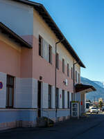 Das Empfangsgebäude Bahnhof Ebensee am Traunsee am 03 April 2025, von der Vorplatzseite.