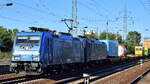 LTE Logistik- und Transport GmbH, Graz [A] mit ihrer  186 943  [NVR-Nummer: 91 80 6186 943-7 D-LTE] + der geleasten BRCE Dispolok  ES 64 F4-802  [NVR-Nummer: 91 80 6189 802-2 D-DISPO] und KLV-Zug am Haken am 19.08.25 Höhe Bahnhof Schönefeld. b. Berlin.
