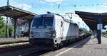 LTE Logistik- und Transport GmbH, Graz [A] mit der geleasten ELL-Vectron  7193 883  [NVR-Nummer: 91 80 7193 883-4 D-ELOC] und einem Ganzzug Containertragwagen (leer) am 18.05.26 Durchfahrt Bahnhof
