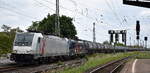 LTE Logistik und Transport-GmbH, Graz [A] mit der geleasten Akiem Lok  186 355-4  [NVR-Nummer: 91 80 6186 355-4 D-AKIEM] + der polnischen Cargounit Vectron   5370 037-1 , Name:  WOJTEK  (NVR: 91 51 5370 037-1 PL-ID ) und Kesselwagenzug am Haken am 21.05.26 H�he Bahnhof Magdeburg-Neustadt.