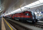 Der Taurus II ÖBB 1116 220-5 (A-ÖBB 91 81 1116 220-5) am 11 September 2022 mit dem ÖBB Railjet im Hauptbahnhof Salzburg.