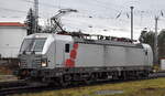 SETG - Salzburger Eisenbahn Transport Logistik GmbH, Salzburg [A] mit der geleasten Akiem Vectron '7193 008' [NVR-Nummer: 91 80 7193 008-8 D-AKIEM] auf dem Weg zur Abstellgruppe am 09.12.25 Bahnhof Stendal Hbf.