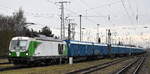 Salzburger Eisenbahn Transport Logistik GmbH, Salzburg [A] mit der geleasten ELL Vectron Dual Lok  248 017  [NVR-Nummer: 90 80 2248 017-6 D-ELOC] und einem Ganzzug Container für Holzhackschnitzel am 10.12.25 Höhe Bahnhof Stendal Hbf. 