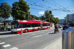 OBUS 303 (S 812 TU) der Salzburg AG ein Solaris Gelenktrolleybus vom Typ Solaris Trollino III 18 AC (Baujahr 2010 unter Fabriknummer 8802) am 12.09.2022 beim Ferdinand-Hanusch-Platz in Salzburg.
