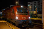 Die �BB Taurus III 1216 002 / E 190 002  (91 81 1216 002-6 A-�BB, 2.Besetzung) steht am 25.03.2022 um 20:53 Uhr im Innsbruck Hauptbahnhof, noch vor dem RegionalExpress  (REX 1829) �ber den