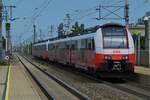 Nachschuss auf das Desiro Doppel mit 4746 526 am Ende, welches als S-Bahn die Haltestelle von Wien-Baden in Richtung Wien Hauptbahnhof verl�sst.