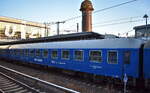 Bvcmz 248.1 ist die Bezeichnung f�r einen weit verbreiteten, klimatisierten Liegewagen der 2. Klasse, der urspr�nglich f�r die Deutsche Bundesbahn (sp�ter Deutsche Bahn AG) gebaut wurde. Diese Wagen sind international nach RIC-Standard einsetzbar und heute noch bei verschiedenen privaten Nachtzug- und Charteranbietern wie RDC Deutschland oder der BahnTouristikExpress (BTEX) im Einsatz, hier der Wagen D-RAG 56 80 50-71004-1 Bvcmz 248.1 der RDC Asset GmbH am 01.04.26 H�he Bahnhof Berlin Ostkreuz.