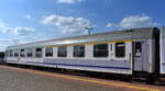 PKP Intercity spółka z o.o. mit IC Personenwagen mit 1. + 2. Klasse mit der Nr. PL-PKPIC 51 51 39-70 004-8 AB9nouz im IC/TLK 85110  KURT TUCHOLSKIE  am 09.09.25 im Bahnhof Kostrzyn nad Odrą (oben).