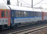 Nun sind also auch die ersten Speisewagen der tschechischen Eurocity-Zge in der aktuellen neuen blauen Farbgebung unterwegs, im Bild der Wagen CZ-CD 73 54 88-91 002-8 WRmz 815, 25.02.11