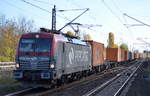 PKP Cargo mit EU46-504/193-504 und Containerzug am 30.10.16 Berlin-Hohenschönhausen.