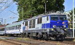 PKP Intercity spółka z o.o. mit ihrer 'EP09-006' (NVR: '91 51 1 150 017-8 PL-PKPIC') und einem Intercityzug IC 8302 am 13.08.25 Ausfahrt Bahnhof Kostrzyn nad Odrą.