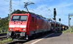 DB Cargo AG, Mainz [D] mit ihrer '189 021-9' [NVR-Nummer: 91 80 6189 021-9 D-DB] und einem PKW-Transportzug (fabrikneue SKODA Modelle) am 11.08.25 Durchfahrt Bahnhof Magdeburg-Neustadt.