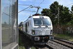dispo-Tf Rail GmbH, Berlin [D] mit der geleasten Nortrail Vectron Dual  '248 090' [NVR-Nummer: 90 80 2248 090-3 D-NRAIL] und einem geschlossenem PKW-Transportzug am 07.08.25 Durchfahrt S-Bahnhof Dedensen/​Gümmer.
