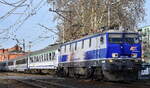 PKP Intercity spółka z o.o. mit ihrer  EP09-002  (NVR:  91 51 1 150 013-7 PL-PKPIC ) und einem IC bei der Ausfahrt Bahnhof Szczecin (Polen) am 05.03.25