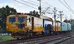 Polnische P&T Unimat 09-475/4S Y Universal-Stopfmaschine der Fa. Zakład Robót Komunikacyjnych – DOM w Poznaniu Sp. z o.o. mit der Nr. 99 51 PL-ZRKPN 9425 015-7 und zwei Beiwagen am Haken am 13.08.25 Höhe Bahnhof Kostrzyn nad Odrą.