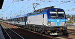 ČD - České dráhy a.s., Praha [CZ] mit der geleasten RSL Vectron '193 987-5', Name: 'Malena' [NVR-Nummer: 91 80 6193 987-5 D-RAILL] und einem EC Richtung Prag am 16.04.25 Höhe Bahnhof Schönefeld b. Berlin.