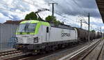 ITL - Eisenbahngesellschaft mbH, Dresden [D] mit ihrer '193 786-1' [NVR-Nummer: 91 80 6193 786-1 D-ITL] und einem Kesselwagenzug für umweltgefährdende flüssige Stoffe (leer) Richtung Stendell am 06.06.25 Höhe Berlin Karow.