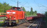 WFL Lok 25 / 203 112-8 verlässt mit einem leeren Schotterzug und am ende des Zuges noch WFL 232 901-9 die Industrieübergabe Nordost am 21.06.17 Berlin-Hohenschönhausen.