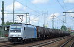 Die Railpool Lok 185 686-3 [NVR-Number: 91 80 6185 686-3 D-Rpool, Bombardier Bj.2010] für TXL mit Kesselwagenzug am 14.06.16 Bf. Flughafen Berlin-Schönefeld.