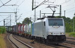 RTBC mit Railpool-Mietlok 186 428-9 und Containerzug am 21.07.16 Durchfahrt Bf. Flughafen Berlin-Schönefeld. 