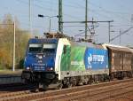 Die von Alpha Trains an die polnische PKP-Cargo verliehene EU43-006 / E 186 134 (91 51 627 0005-7 PL-PKPC, Bj.2007) mit einem gemischten Gterzug bei der Durchfahrt im Bhf. Flughafen Berlin-Schnefeld am 31.10.09