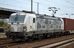 Endlich mal nicht vor einem ollen Erzzug, die DB Schenker MRCE Vectron X4 E - 610 mit Containerzug am 15.04.16 Bhf.Flughafen Berlin-Schönefeld.