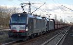 DB Cargo mit dem MRCE Vectron Doppelgespann 193 616-0 (X4 E - 616) + 193 615-2 (X4 E - 615) und Erzzug (leer) am 28.02.17 Berlin-Hohenschönhausen.